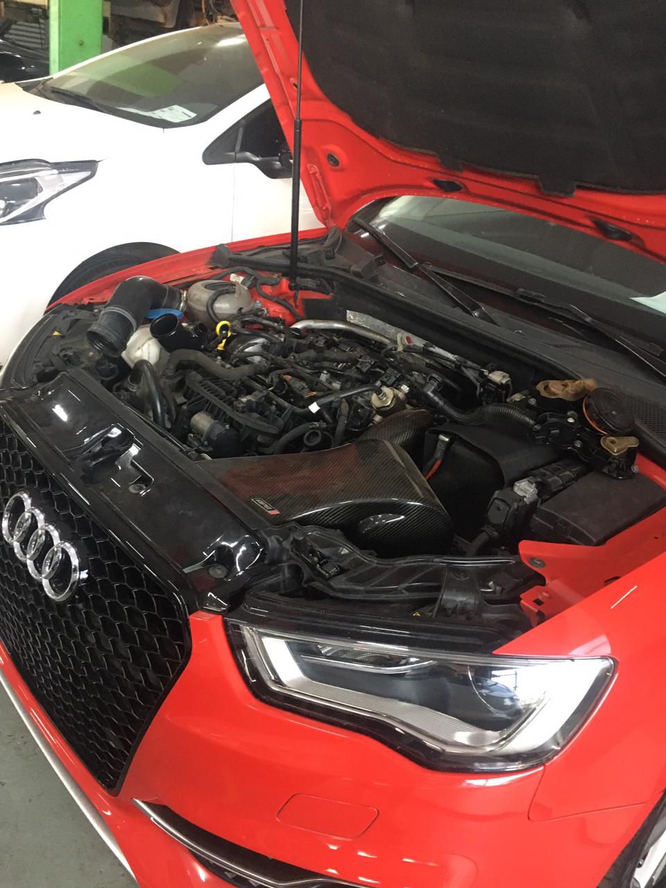 Manutenção de motor em um Audi