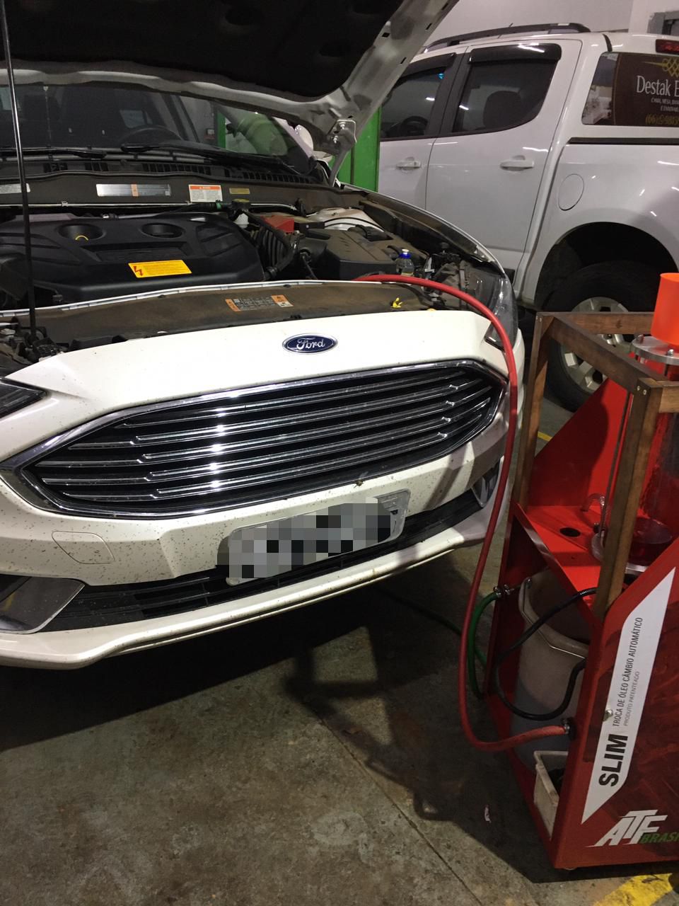 Troca de óleo do câmbio automático em um Ford Fusion