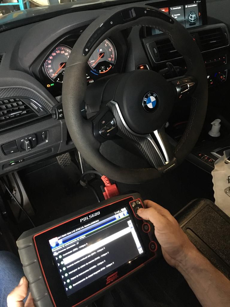 Diagnóstico eletrônico com scanner em um BMW