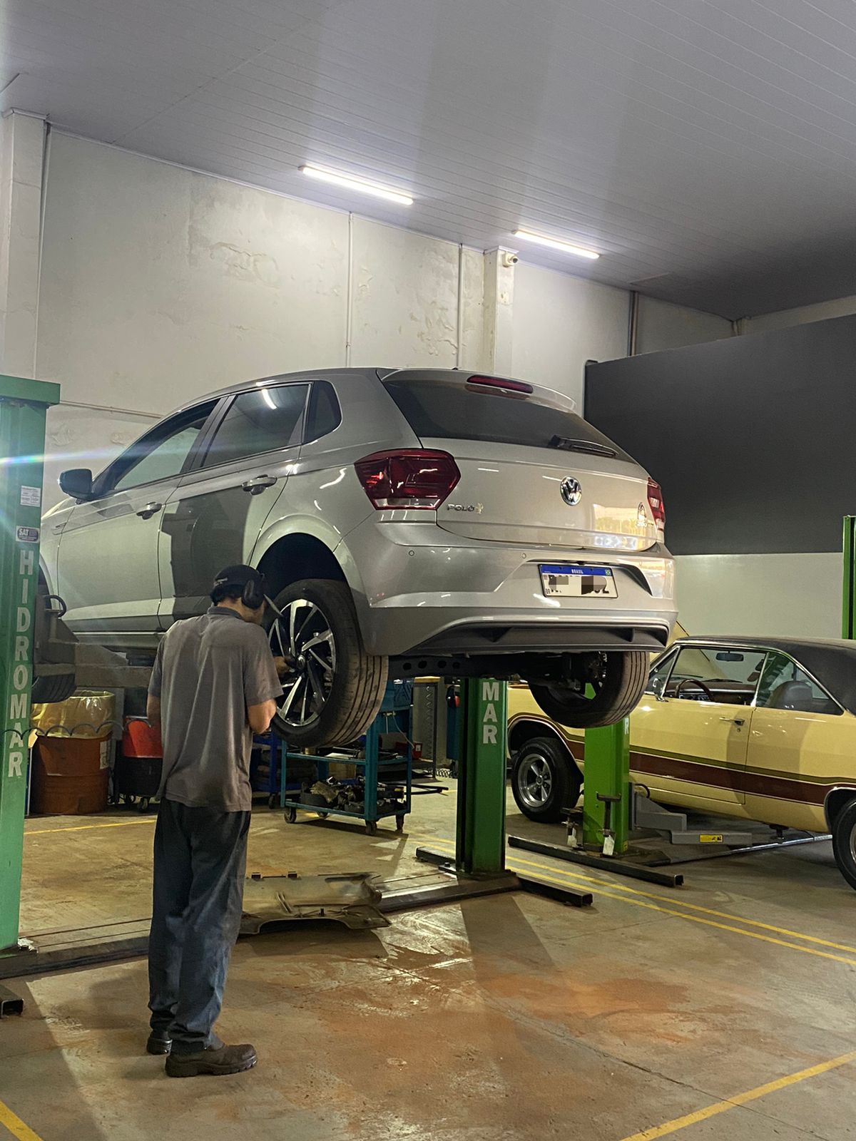 Alinhamento de um VW Polo no elevador