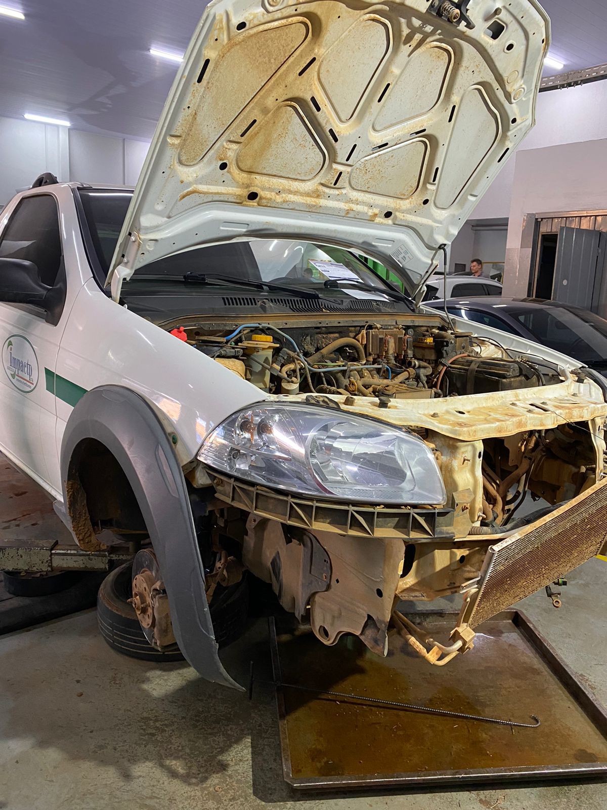 Reparo da dianteira de um Fiat Strada