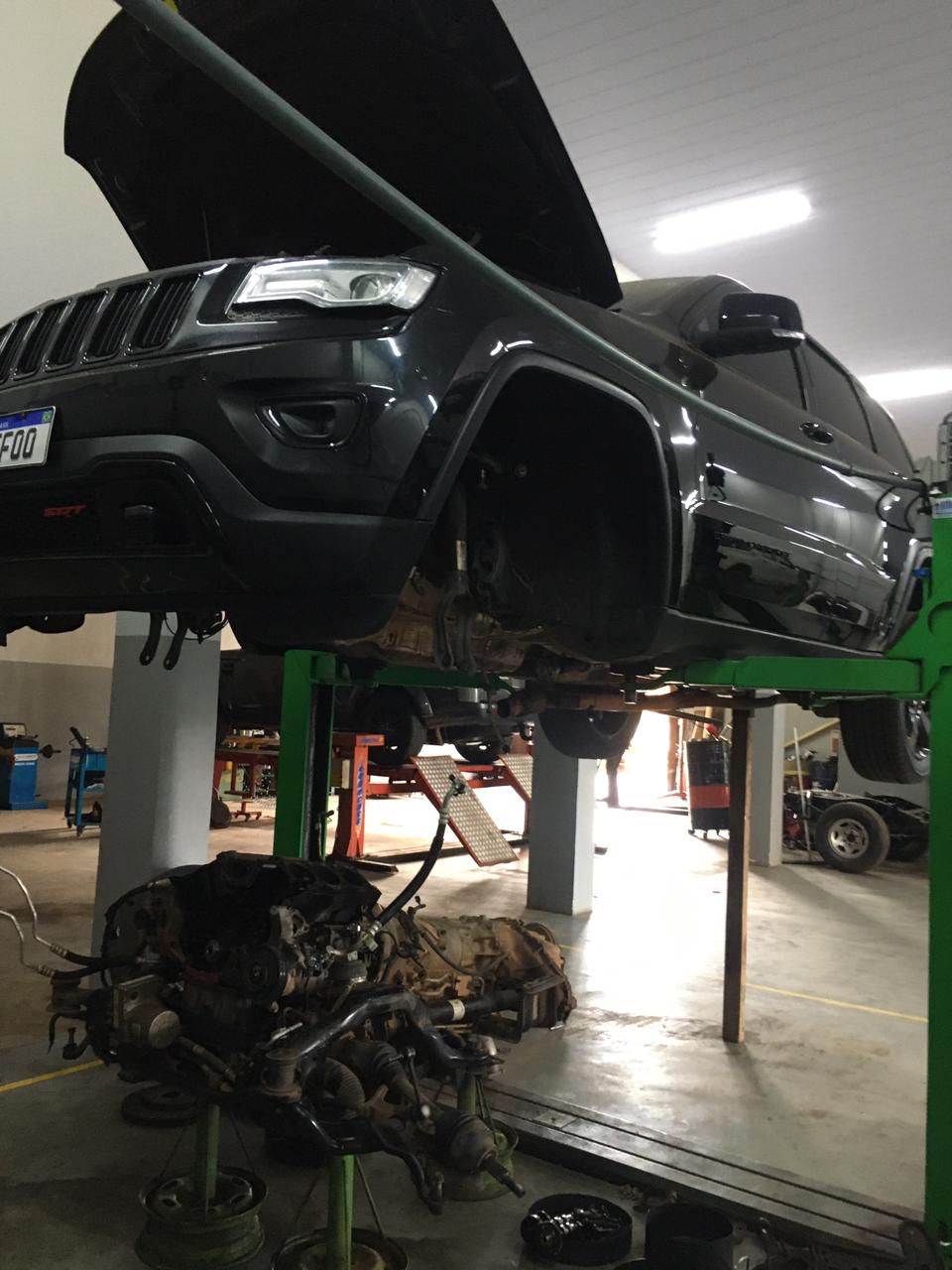 Motor e câmbio removidos de um Jeep Grand Cherokee